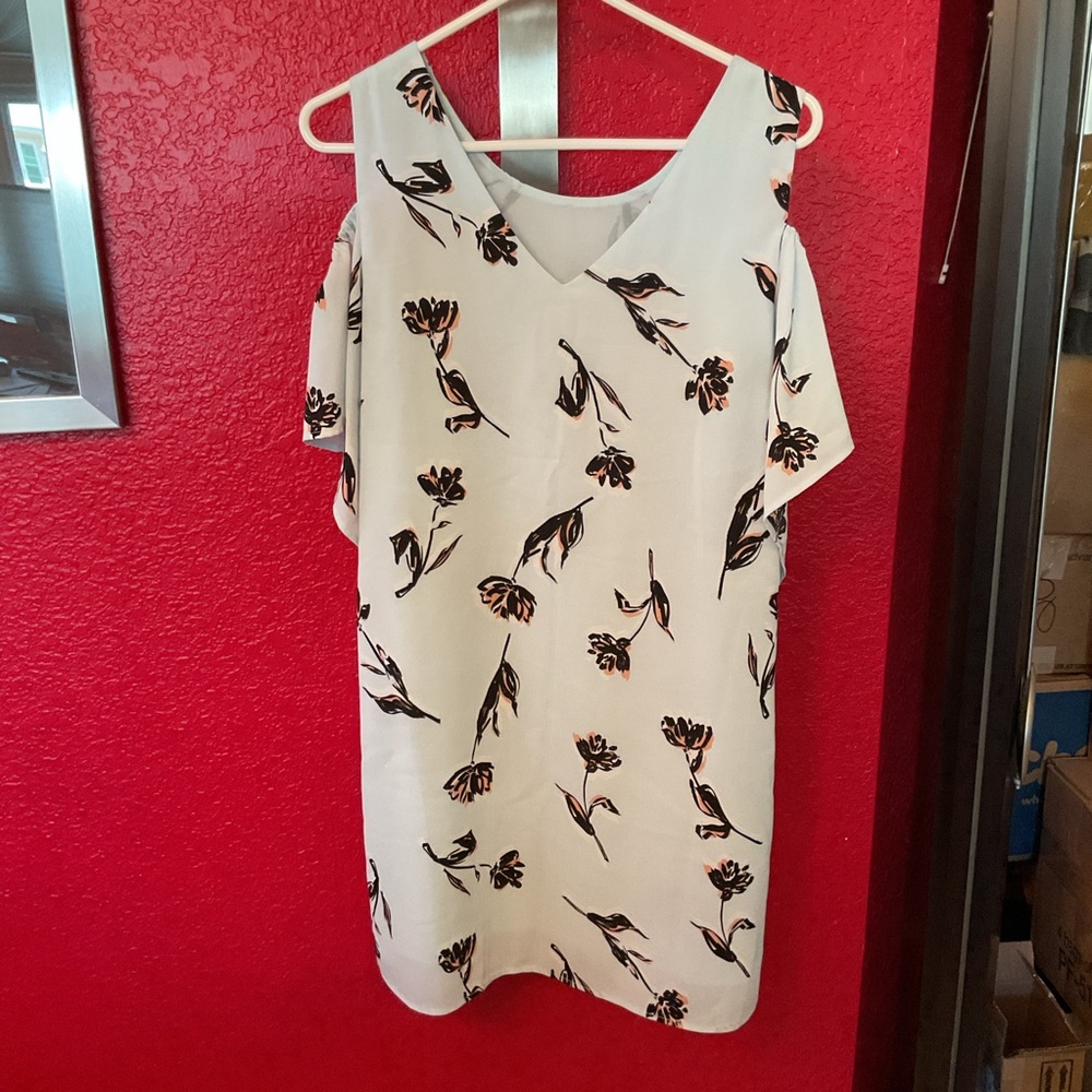 c&e Floral print Cold-Shoulder V-Neck Dress in blue w/flutter sleeves, lined, M